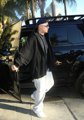 29.06 | Chega a uma missa na Igreja Churchome, em Beverly Hills