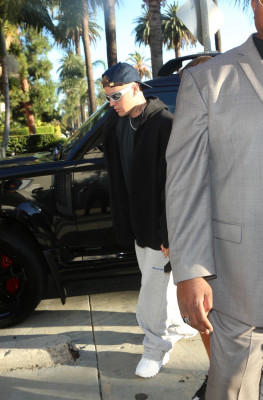 29.06 | Chega a uma missa na Igreja Churchome, em Beverly Hills