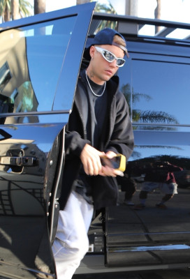 29.06 | Chega a uma missa na Igreja Churchome, em Beverly Hills