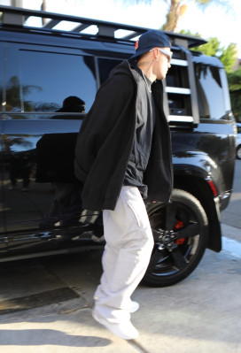 29.06 | Chega a uma missa na Igreja Churchome, em Beverly Hills