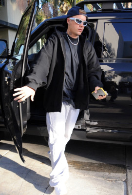 29.06 | Chega a uma missa na Igreja Churchome, em Beverly Hills
