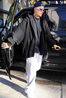 29.06 | Chega a uma missa na Igreja Churchome, em Beverly Hills