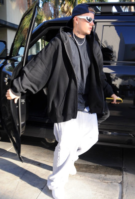 29.06 | Chega a uma missa na Igreja Churchome, em Beverly Hills