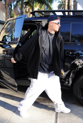 29.06 | Chega a uma missa na Igreja Churchome, em Beverly Hills