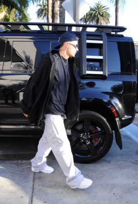29.06 | Chega a uma missa na Igreja Churchome, em Beverly Hills