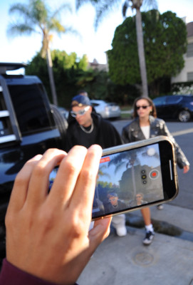 29.06 | Chega a uma missa na Igreja Churchome, em Beverly Hills