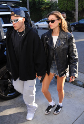 29.06 | Chega a uma missa na Igreja Churchome, em Beverly Hills