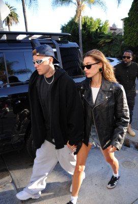 29.06 | Chega a uma missa na Igreja Churchome, em Beverly Hills