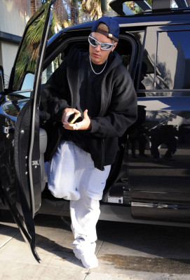 29.06 | Chega a uma missa na Igreja Churchome, em Beverly Hills