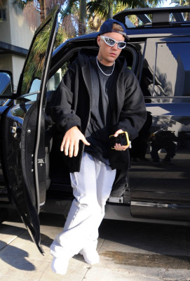 29.06 | Chega a uma missa na Igreja Churchome, em Beverly Hills