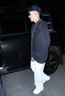 29.06 | Saindo da igreja Churchome, em Beverly Hills