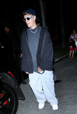 29.06 | Saindo da igreja Churchome, em Beverly Hills