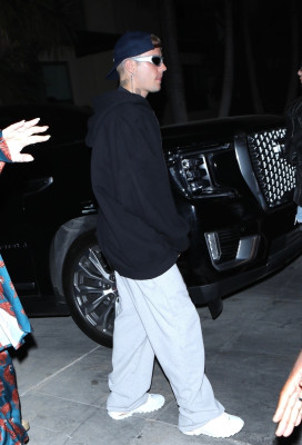 29.06 | Saindo da igreja Churchome, em Beverly Hills