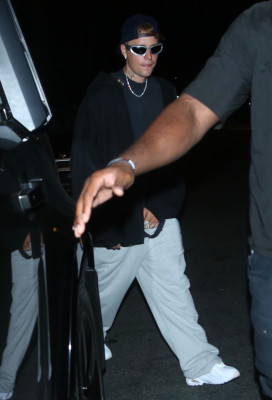 29.06 | Saindo da igreja Churchome, em Beverly Hills
