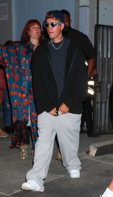 29.06 | Saindo da igreja Churchome, em Beverly Hills
