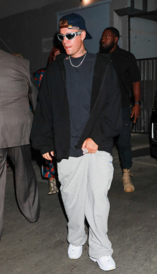 29.06 | Saindo da igreja Churchome, em Beverly Hills