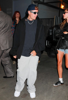 29.06 | Saindo da igreja Churchome, em Beverly Hills