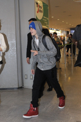 17.05 | Justin Bieber chegando no aeroporto no Japão