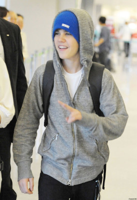17.05 | Justin Bieber chegando no aeroporto no Japão