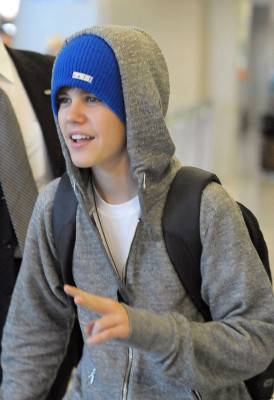17.05 | Justin Bieber chegando no aeroporto no Japão