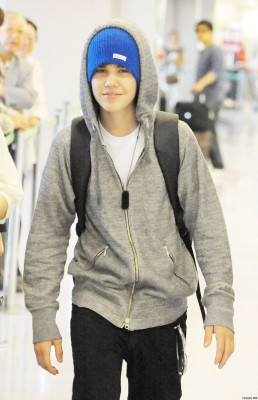 17.05 | Justin Bieber chegando no aeroporto no Japão