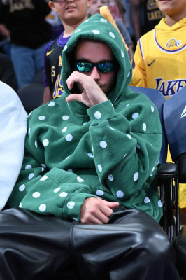 24.02 | Justin Bieber assistindo ao jogo de basquete entre o Los Angeles Lakers e o Orlando Magic na Crypto.com Arena, em Los Angeles, Califórnia.