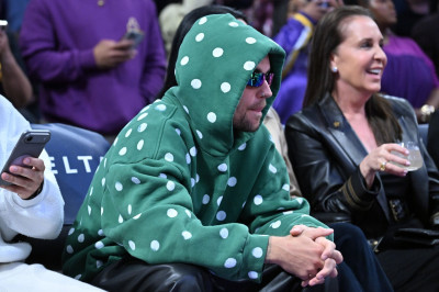 24.02 | Justin Bieber assistindo ao jogo de basquete entre o Los Angeles Lakers e o Orlando Magic na Crypto.com Arena, em Los Angeles, Califórnia.