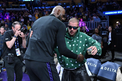 24.02 | Justin Bieber assistindo ao jogo de basquete entre o Los Angeles Lakers e o Orlando Magic na Crypto.com Arena, em Los Angeles, Califórnia.