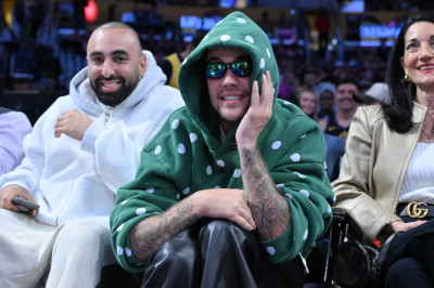 24.02 | Justin Bieber assistindo ao jogo de basquete entre o Los Angeles Lakers e o Orlando Magic na Crypto.com Arena, em Los Angeles, Califórnia.