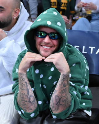 24.02 | Justin Bieber assistindo ao jogo de basquete entre o Los Angeles Lakers e o Orlando Magic na Crypto.com Arena, em Los Angeles, Califórnia.