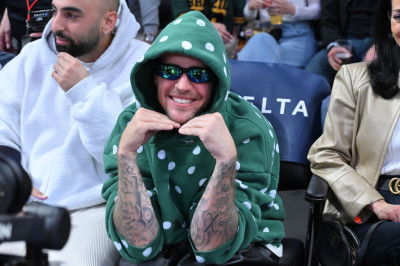 24.02 | Justin Bieber assistindo ao jogo de basquete entre o Los Angeles Lakers e o Orlando Magic na Crypto.com Arena, em Los Angeles, Califórnia.