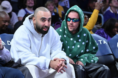 24.02 | Justin Bieber assistindo ao jogo de basquete entre o Los Angeles Lakers e o Orlando Magic na Crypto.com Arena, em Los Angeles, Califórnia.
