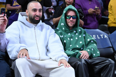 24.02 | Justin Bieber assistindo ao jogo de basquete entre o Los Angeles Lakers e o Orlando Magic na Crypto.com Arena, em Los Angeles, Califórnia.