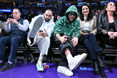 24.02 | Justin Bieber assistindo ao jogo de basquete entre o Los Angeles Lakers e o Orlando Magic na Crypto.com Arena, em Los Angeles, Califórnia.