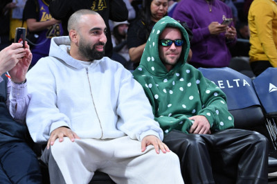 24.02 | Justin Bieber assistindo ao jogo de basquete entre o Los Angeles Lakers e o Orlando Magic na Crypto.com Arena, em Los Angeles, Califórnia.