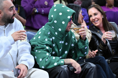 24.02 | Justin Bieber assistindo ao jogo de basquete entre o Los Angeles Lakers e o Orlando Magic na Crypto.com Arena, em Los Angeles, Califórnia.