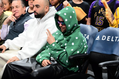 24.02 | Justin Bieber assistindo ao jogo de basquete entre o Los Angeles Lakers e o Orlando Magic na Crypto.com Arena, em Los Angeles, Califórnia.