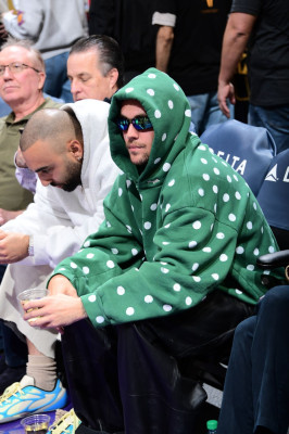 24.02 | Justin Bieber assistindo ao jogo de basquete entre o Los Angeles Lakers e o Orlando Magic na Crypto.com Arena, em Los Angeles, Califórnia.