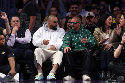 24.02 | Justin Bieber assistindo ao jogo de basquete entre o Los Angeles Lakers e o Orlando Magic na Crypto.com Arena, em Los Angeles, Califórnia.