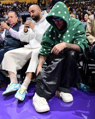 24.02 | Justin Bieber assistindo ao jogo de basquete entre o Los Angeles Lakers e o Orlando Magic na Crypto.com Arena, em Los Angeles, Califórnia.