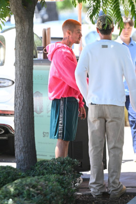 29.05 | Justin Bieber, Neima e Ed Benjamin são vistos em Los Angeles, Califórnia.