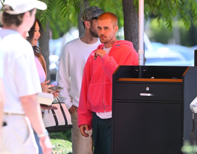29.05 | Justin Bieber, Neima e Ed Benjamin são vistos em Los Angeles, Califórnia.