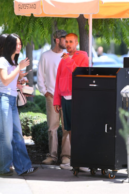 29.05 | Justin Bieber, Neima e Ed Benjamin são vistos em Los Angeles, Califórnia.