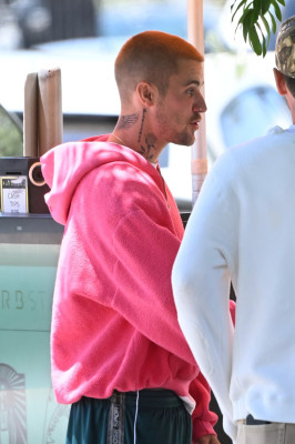 29.05 | Justin Bieber, Neima e Ed Benjamin são vistos em Los Angeles, Califórnia.