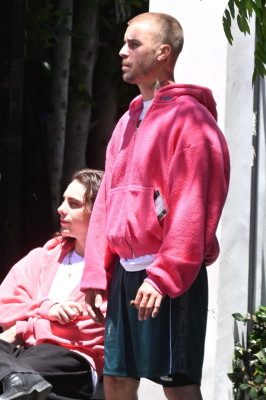 29.05 | Justin Bieber, Neima e Ed Benjamin são vistos em Los Angeles, Califórnia.