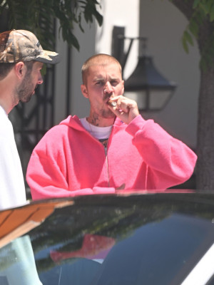 29.05 | Justin Bieber, Neima e Ed Benjamin são vistos em Los Angeles, Califórnia.