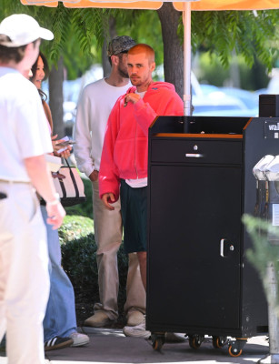 29.05 | Justin Bieber, Neima e Ed Benjamin são vistos em Los Angeles, Califórnia.