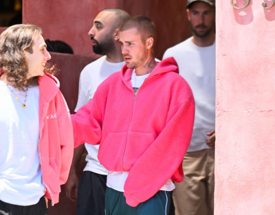 29.05 | Justin Bieber, Neima e Ed Benjamin são vistos em Los Angeles, Califórnia.