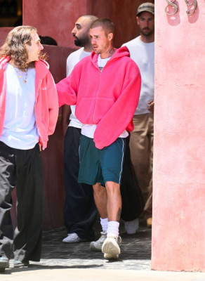 29.05 | Justin Bieber, Neima e Ed Benjamin são vistos em Los Angeles, Califórnia.