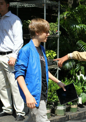 06.03 | Justin Bieber indo na floricultura em NY